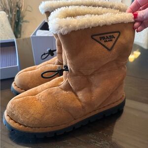 Prada Calzature Donna Shearling Snow Boots in Cognac 🤎